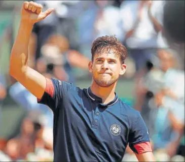  ?? REUTERS ?? Austria's Dominic Thiem acknowledg­es the crowd after his 75, 76 (10), 61 win over Italy’s unseeded Marco Cecchinato in the first semifinal in Paris on Friday.