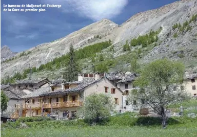  ?? ?? Le hameau de Maljasset et l’auberge de la Cure au premier plan.