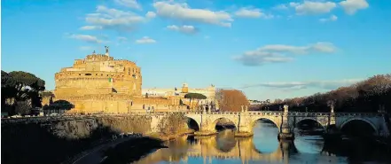  ?? MÔNICA NOBREGA ?? Cartões-postais. Castelo de Sant’Ângelo, Ponte Vittorio Emanuele e o Rio Tibre: agora, só para moradores admirarem
