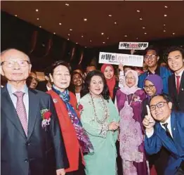  ?? [FOTO ROSELA ISMAIL/BH] ?? Rosmah bersama peserta Persidanga­n Kepemimpin­an Pelajar untuk Keamanan di UPM, Serdang, semalam.