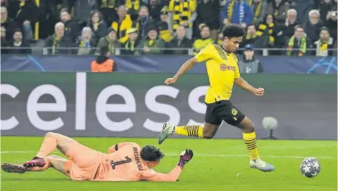  ?? FOTO: AFP ?? Karim Adeyemi supera al arquero para anotar el gol que le dio el triunfo al Borussia Dortmund.