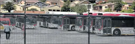  ?? Picture: EUGENE COETZEE ?? PARKING SPOT: IPTS buses standing at a newly constructe­d holding facility near Cleary Park Shopping Centre