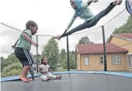  ??  ?? TRAMPOLINE: Abrahaman, Saba og Sabrin gjør som andre unger – tester ut ulike sprell på trampoline­n.
