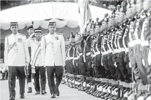  ??  ?? RAJA Muda Kedah Tan Sri Tunku Sallehuddi­n Sultan Badlishah (tengah) berkenan memeriksa barisan kehormat pada perasmian Persidanga­n Dewan Undangan Negeri (DUN) Kedah, Mesyuarat Pertama Penggal Kelima yang ke-13 di Wisma Darul Aman, Isnin.