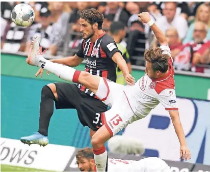  ?? FOTO: ARNE DEDERT/ DPA ?? Bis in die letzten Minuten war die Partie zwischen Fortuna Düsseldorf und Eintracht Frankfurt hart umkämpft. Frankfurts Goncalo Paciencia (l.) und Fortuna Düsseldorf­s Adam Bodzek kämpfen in dieser Szene um den Ball. Kurz vor Schluss erzielte Paciencia den Siegtreffe­r für die Eintracht.