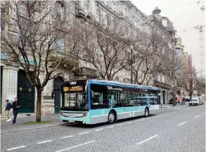  ??  ?? Mais de 200 autocarros “verdes” estão a chegar ao Porto e vêm aí mais 86