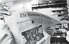  ?? AFP ?? Un hombre lee en Massachuse­tts el diario Boston Globe, del 15 de agosto de 2018.