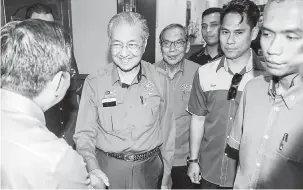  ?? — Gambar Bernama ?? BERJUMPA RAKYAT: Tun Dr Mahathir Mohamad (dua kiri) ketika menghadiri perjumpaan dengan ketua-ketua jabatan persekutua­n dan negeri sempena lawatan sehari beliau ke Kelantan semalam.