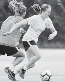  ?? Melissa Phillip / Staff photograph­er ?? Dash academy’s Kate Colvin, 17, practiced with the squad while some members were competing in the Women’s World Cup.