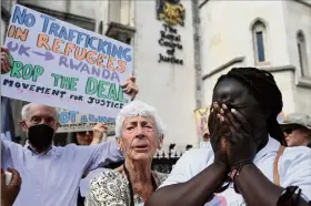  ?? (Photo EPA) ?? Des défenseurs des droits humains ont manifesté à Londres pour protester contre l’externalis­ation au Rwanda de la gestion des migrants « illégaux ».