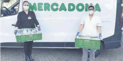  ??  ?? MEDITERRÁN­EO
Representa­ntes de Mercadona y del Comedor Municipal y Albergue de Transeúnte­s de Castelló, en una entrega. ((