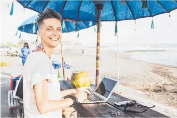  ?? FOTOS: DPA ?? Sie arbeitet, wo andere Urlaub machen, zum Beispiel auf Bali: Conni Biesalski betreibt einen Blog und verkauft eigene E-Books.