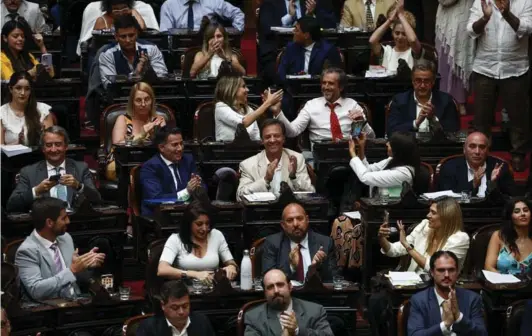  ?? ?? ► Políticos argentinos celebran la aprobación en general de la “ley ómnibus”, que luego se cayó durante la discusión en particular.