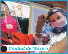  ??  ?? jUna mujer viste a una figura de Niño Dios con tapabocas y careta en la Ciudad de México