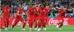  ?? NTB SCANPIX ?? England-spillerne slipper jubelen løs etter at Eric Dier nettopp har scoret på straffen som sender England videre i VM.