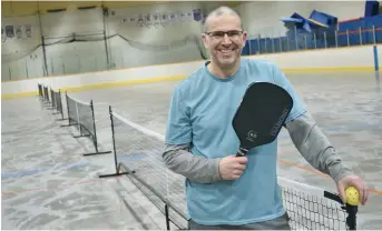  ?? ?? Les amateurs de pickleball peuvent désormais jouer sur six terrains installés à l’intérieur du Centre civique de Campbellto­n et six au Palais des glaces Inch Arran de Dalhousie. Sur la photo, le président du Club Pickleball Restigouch­e, René Haché, a lancé la saison lundi à Campbellto­n. - Gracieuset­é