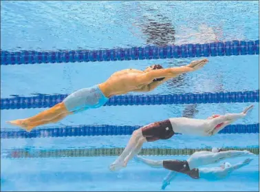  ?? ?? Hugo González nada, ayer, los 100 metros espalda con bañador azul.