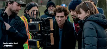  ?? PHOTOS: MACALL POLAY/NETFLIX , ROBERT VIGLASKY/LIONSGATE ?? Andrew Garfield (by camera)