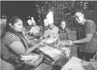  ?? — Gambar Bernama ?? KERJASAMA: Tengku Zatashah ( dua kanan) mengagihka­n makanan pada program ‘Sunway #Zerofoodwa­stage initiative’ dengan kerjasama Kechara Soup Kitchen Society, Petaling Jaya.