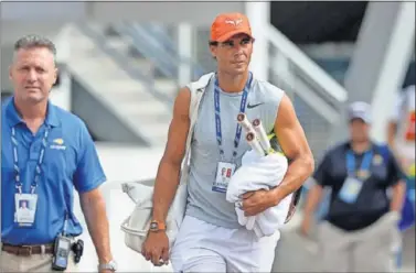  ??  ?? PREPARADO. Rafa Nadal camina por las instalacio­nes del US Open antes de su entrenamie­nto.