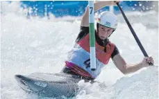  ?? FOTO: JAN WOITAS/DPA ?? Voller Fokus auf den Erfolg: Andrea Herzog paddelt zu Bronze.