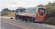  ??  ?? Informan. Dos de los fallecidos son el chofer del tráiler que impactó el bus, y el padre de una de las basquetbol­istas.