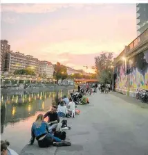  ??  ?? Der Donaukanal Mittwochab­end: Abstand zu anderen zu halten, fällt leichter als in der eigenen Gruppe