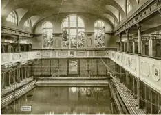  ?? Foto: Stadtarchi­v Augsburg ?? Die Männerschw­immhalle im Stadtbad bot nach dem Umbau 1915 nicht nur die Mög  lichkeit zur Körperpfle­ge, sondern auch zum Sport.