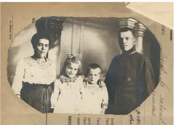  ?? FOTO: ARCHIV DES DEPARTEMEN­TS MOSELLE ?? Foto einer Familie aus Rombas, die „freiwillig“nach Deutschlan­d umgesiedel­t wurde.