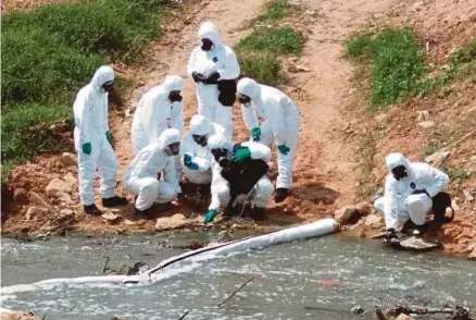  ?? [FOTO HIASAN] ?? Kes pencemaran Sungai Kim-kim tidak boleh dipandang ringan, ia memerlukan penjagaan supaya kekal terpelihar­a hingga ke generasi akan datang.