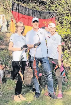  ?? FOTO: RENNETT ?? Die Waldnieler Annika (rechts), Melissa und Wolfgang Rennett fahren zur WM nach Italien.