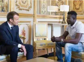  ?? FOTO POOL/ABACA ?? De Franse president Macron ontvangt Mamoudou Gassama in het Élysée voor de heldendaad die de man heeft verricht.