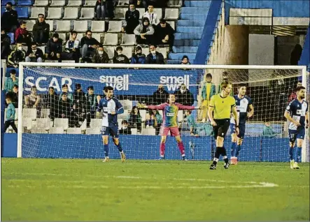  ?? FOTO: CE SABADELL ?? Al Sabadell se complicaro­n mucho las cosas al final del encuentro El San Fernando le remontó un marcador de 2-0