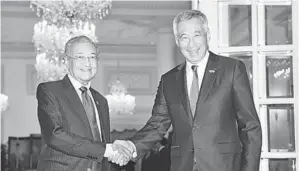  ??  ?? TUN Dr Mahathir (kiri) bersalaman bersama Perdana Menteri Singapura Lee Hsien Loong (kanan) pada Mesyuarat Dua Hala pada lawatan rasminya ke Singapura di The Istana pada Isnin. — Gambar Bernama