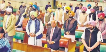  ?? SANJEEV SHARMA/HT ?? (From right, foreground) CM Captain Amarinder Singh, and ministers Brahm Mohindra, Navjot Singh Sidhu and Manpreet Singh Badal, among other members, paying tributes in the Vidhan Sabha on Monday.