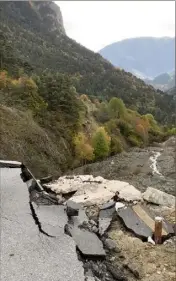  ??  ?? La route emportée par l’effondreme­nt monstrueux, vue de l’entrée du tunnel de Tende.(Photo Massimo Riberi)