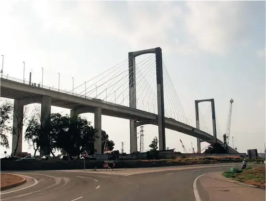  ?? EUROPA PRESS ?? Sevilla está a la cola en inversione­s en infraestru­cturas desde 1985, según la AIReF. En la imagen, obras en el puente del Quinto Centenario