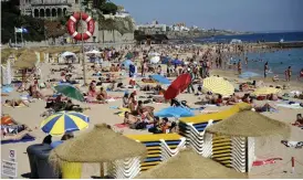  ?? FOTO: LEHTIKUVA/TIMO JAAKONAHO ?? Solbadare på stranden i Estoril i Portugal.