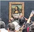  ?? FOTO: LUKEEE@LUKEXC2002/PA MEDIA/DPA ?? Schwammtec­hnik? Ein Mitarbeite­r befreit die Mona Lisa von der Torte.