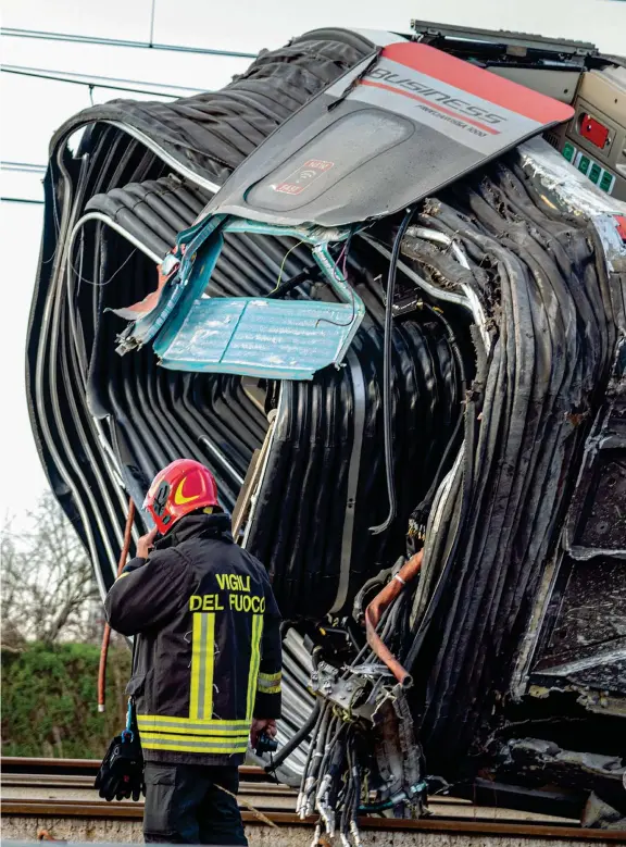  ??  ?? Accartocci­ato Il Frecciaros­sa deragliato nel Lodigiano, ridotto a un cumulo di macerie. Almeno due vagoni, oltre alla motrice del treno, si sono ribaltati durante l’incidente