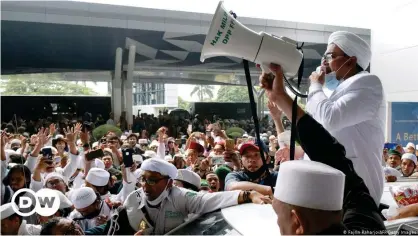  ??  ?? Indonesian Islamic cleric Rizieq Shihab speaks to his followers upon arrival from Saudi Arabia