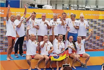  ?? FOTO: W.-MASTERS ?? In Budapest wurden die Wasserball-Masters Weltmeiste­r: (vorne v. l.) Ferenc Pinter, Ludger Weeke, Günter Wolf, Hans-Joachim Brückner, Norbert Schüppler; (hinten v.l.) Mannschaft­sführer Norbert Bande, Coach Ferenc Nagy, Joszef Varga, Wolfgang Schoch,...