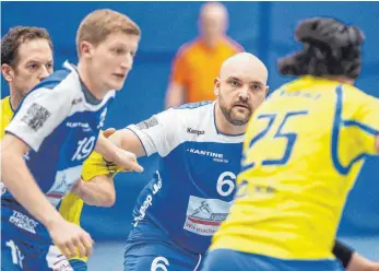  ?? FOTO: ROLF SCHULTES ?? Nur mit starken Leistungen über 60 Minuten schafft der TSB Ravensburg (links Ole Gohmann, Mitte Maximilian Ober) den Klassenerh­alt in der Handball-Landesliga.