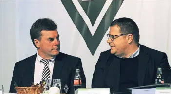  ?? FOTO: WIECHMANN ?? Dieter Hecking und Max Eberl bei der Mitglieder­versammlun­g.