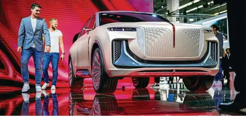  ?? FOTO: SASCHA SCHUERMANN/GETTY ?? Ein elektrisch­er SUV der Marke Hongqi des chinesisch­en Automobilh­erstellers FAW wird auf der IAA präsentier­t.