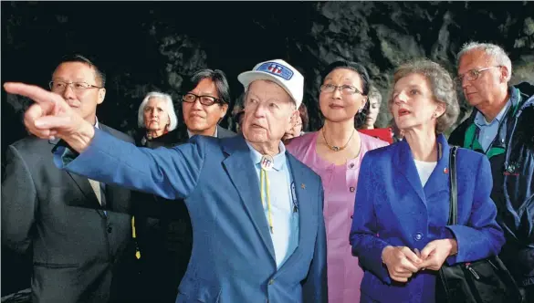  ?? HUO YAN / CHINA DAILY ?? Former Flying Tiger pilot Jay Vinyard visits a memorial park dedicated to the American Volunteer Group in Guilin, Guangxi Zhuang autonomous region, in 2015.