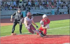  ?? PETER OLESKEVICH ?? Acadia’s Cordell Hastings makes a crucial touchdown reception in a hotly contested game against Mount Allison.