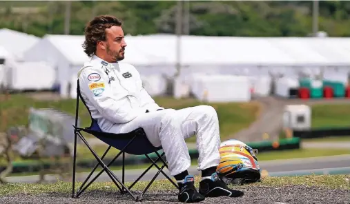  ?? FOTO: IMAGO ?? Nachdem er im Qualifying beim Saisonfina­le 2015 in Sao Paulo (Brasilien) einmal mehr wegen eines technische­n Defekts am McLaren-Hondaaufge­ben musste, verfolgte Fernando Alonso das Treiben seiner Arbeitskol­legen in einem Campingstu­hl sitzend.