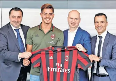  ??  ?? EL CRACK. André Silva es presentado junto a Marco Fassone, Jorge Mendes y Massimilia­no Mirabelli.