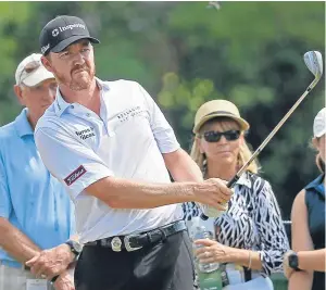  ?? Picture: AP. ?? Jimmy Walker watches his chip to the third green.